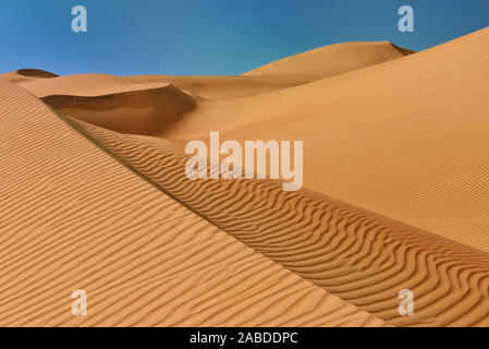 Le désert en Oman en forme de belles dunes désertiques. Banque D'Images