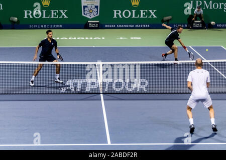 Joueur de tennis professionnel Croate Mate Pavic et joueur de tennis professionnel brésilien Bruno Soares concourir contre joueur de tennis français Banque D'Images