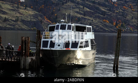 La dame Express n'est qu'un des deux ferries qui transportent des personnes et des biens à uplake les zones non desservies par des routes. La dame Express gouttes backpackers Banque D'Images