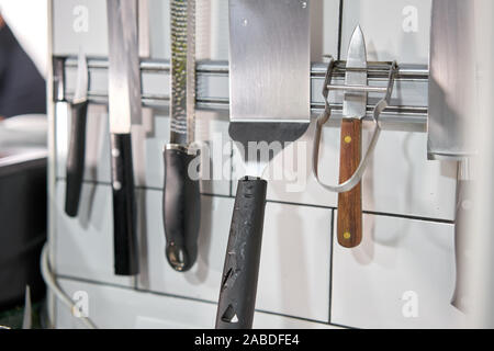 Jeu de couteaux sur support magnétique dans la cuisine. Restaurant Banque D'Images