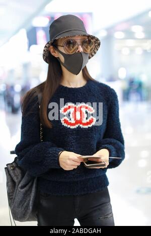 L'actrice chinoise Yi Song présente à l'Aéroport Shanghai Hongqiao avant le départ à Shanghai, Chine, 24 octobre 2019. Sweater : Sac Chanel Chanel : Ha Banque D'Images