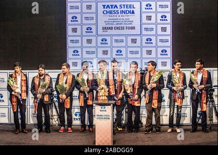 (191127) -- NEW DELHI, le 27 novembre 2019 (AFP) - Grand Master Vidit Gujrathi, Hikaru Nakamura, Levon Aronian, Pentala Harikrishna, Magnus Carlsen, Ian Nepomniachtchi, Ding Liren, Wesley, Anish Giri, Viswanathan Anand (de gauche à droite) posent au cours de la cérémonie à Tata Steel Chess Inde 2019 à Kolkata, Inde, le 26 novembre 2019. (Xinhua/Tumpa Mondal) Banque D'Images