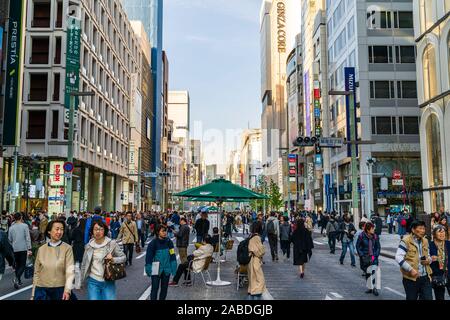 Ginza, le quartier commerçant chic de Tokyo. Les gens assis à des tables et des chaises sur Chuo Dori sur un week-end, quand il s'agit d'une zone piétonne. La journée. Banque D'Images