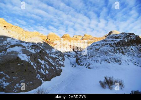 Fuhai. 26 Nov, 2019. Photo prise le 26 novembre 2019 présente le décor d'un scenic spot du Ulunggur dans le lac Fuhai County, nord-ouest de la Chine, la Région autonome du Xinjiang Uygur. Célèbre pour son unique Yardang de relief et de paysages de l'eau, la pittoresque place d'Ulunggur dans le lac Fuhai County a attiré beaucoup de visiteurs. Credit : Sadate/Xinhua/Alamy Live News Banque D'Images