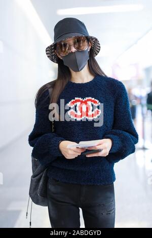 L'actrice chinoise Yi Song présente à l'Aéroport Shanghai Hongqiao avant le départ à Shanghai, Chine, 24 octobre 2019. Sweater : Sac Chanel Chanel : Ha Banque D'Images