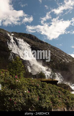 Chute d'Langfoss et power station. Route touristique national. Célèbre en Norvège à l'heure d'été. Belle 612m de haut en cascade Langfoss Banque D'Images