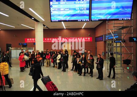 --FILE--un groupe de touristes étrangers l'expérience l'accès sans visa à l'aéroport de Dalian de Dalian city, Liaoning Province du nord-est de la Chine, le 1er janvier 2013. Banque D'Images