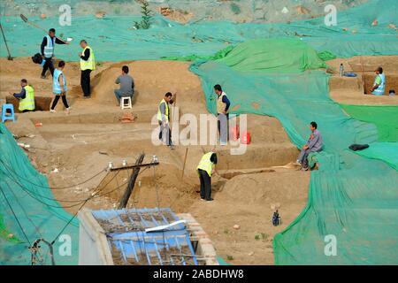 Les archéologues chinois creusent une tombe cluster au chantier de Wahaha, arrêter un arrêt de la ligne 14 du métro de Beijing, à Beijing, Chine, 23 Octobre Banque D'Images