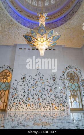 Vue intérieure du sol en marbre et travaux décoratifs incroyablement détaillés en pierre dans la Grande Mosquée d'Abu Dhabi. Banque D'Images