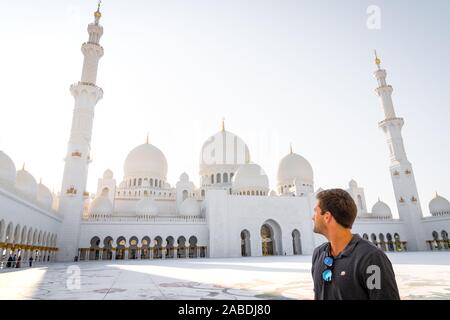 American man standing et admirer la vue dans la cour de la Grande Mosquée d'Abu Dhabi Banque D'Images