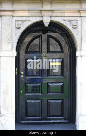 porte pittoresque dans le quad devant à l'université st john's oxford avec le symbole de l'agneau et le drapeau au-dessus de lui sur la droite Banque D'Images