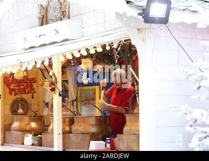 Paris, le 26 novembre. 5Th Jan, 2020. Un vendeur de soupe permet au marché de Noël à Paris, France, le 26 novembre 2019. Le marché de Noël annuel a lieu au Jardin des Tuileries et durera jusqu'au 5 janvier, 2020. Credit : Gao Jing/Xinhua/Alamy Live News Banque D'Images