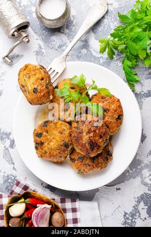 Escalopes frais sur la plaque sur une table Banque D'Images