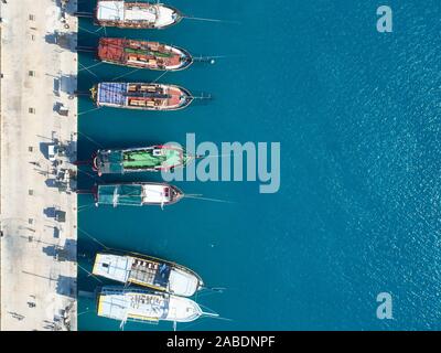 Vue de dessus de yachts amarrés dans la marina. Banque D'Images