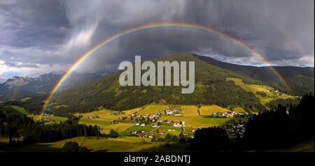 Regenbogen über St. Martin im Tennengebirge, Salzburger Land, Österreich Banque D'Images