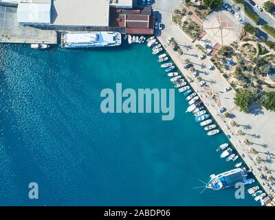 Vue de dessus de yachts amarrés dans la marina. Banque D'Images