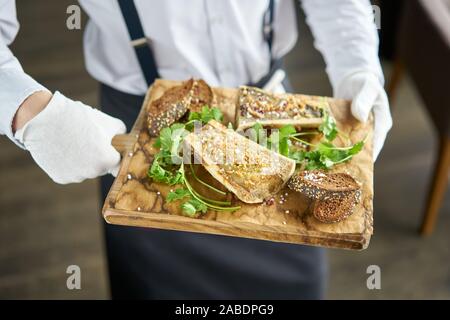 Le serveur est maintenant une plaque de moelle de boeuf avec sauce Chimichurri et rôtis de pain. Servi sur une planche à découper. BBQ Restaurant Menu Banque D'Images