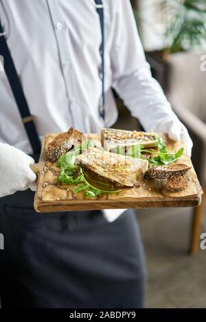 Le serveur est maintenant une plaque de moelle de boeuf avec sauce Chimichurri et rôtis de pain. Servi sur une planche à découper. BBQ Restaurant Menu Banque D'Images