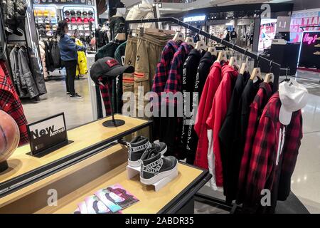 Aucun client n'apparaît à un magasin NBA, dont l'employé affirme qu'il n'a aucun problème à changer d'emploi, et où les produits des Houston Rockets, une équipe de basket-ball dans Banque D'Images