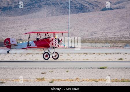 Las Vegas, NOV 17 : Modèle 75 Boeing-Stearman en démonstration au Spectacle aérien de l'USAF Nellis Air Force Base le Nov 17, 2019 à Las Vegas, Nevada Banque D'Images