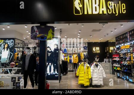 Aucun client n'apparaît à un magasin NBA, dont l'employé affirme qu'il n'a aucun problème à changer d'emploi, et où les produits des Houston Rockets, une équipe de basket-ball dans Banque D'Images