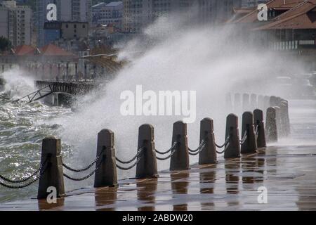 Des vagues énormes causés par l'air froid puissant battre la rive à Yantai City, Shandong province de Chine orientale, le 14 octobre 2019. *** *** Local Caption fachaoshi Banque D'Images