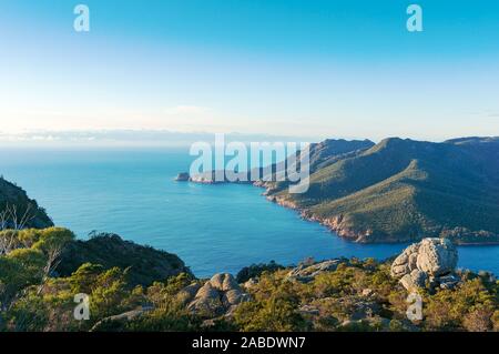 Vue pittoresque du paysage marin de l'océan bleu lagoon et les montagnes du Mont Amos au parc national de Freycinet. La Tasmanie, Australie Banque D'Images