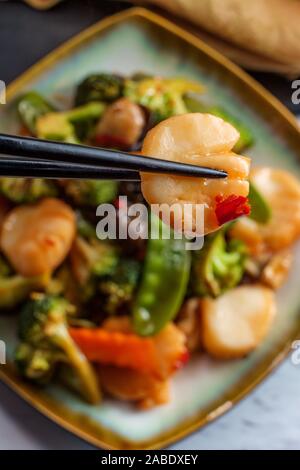 Pétoncles sautées Szechuan avec Légumes chinois Banque D'Images