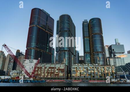 Sydney, Australie - Novembre 13, 2016 : Barangaroo bâtiments contre Sydney Central Business District sur l'arrière-plan au crépuscule Banque D'Images