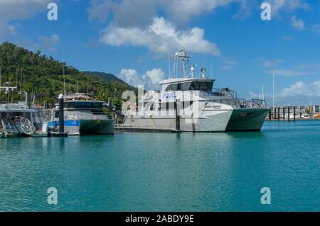 Airlie Beach, Australie - Février 5, 2017 : le bateau de police s'amarre à Marina d'Abel Point, Airlie Beach, Queensland, Australie Banque D'Images