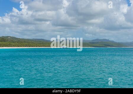 Un paquebot de croisière, navire en mer avec l'île tropicale exotique sur l'arrière-plan. Whitehaven Beach, Whitsundays, Queensland, Australie Banque D'Images