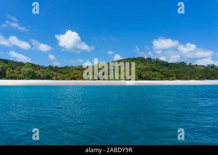 Beau paysage d'île tropicale avec sable blanc et eau turquoise. Whitehaven Beach, Whitsundays, Queensland, Australie Banque D'Images