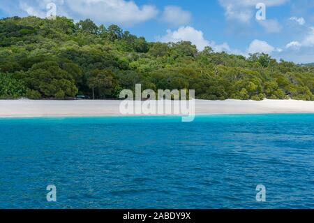 Belle plage Australienne. Whitehaven Beach de la silice avec sable blanc et eaux turquoise sur calme journée d'été. Queensland, Australie Banque D'Images