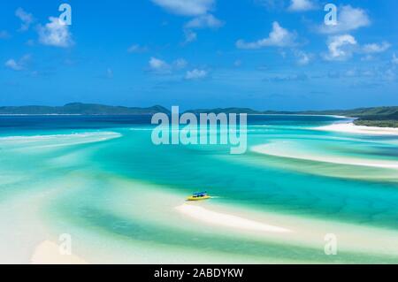 Bateau jaune vif sur la plage de l'île tropicale. Hill inlet, Whitsundays. Queensland, Australie Banque D'Images