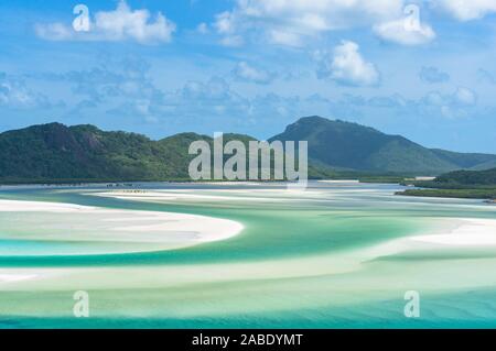 Vue panoramique de lagon tropical pittoresque avec de l'eau bleu turquoise et la montagne en arrière-plan. Hill Inlet, Whitsundays, Queensland. L'Australie Banque D'Images