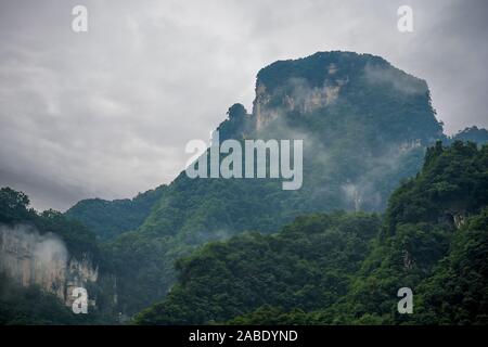 Vue sur la célèbre montagne Tianmen sacrés couverts tôt le matin, le brouillard et la brume, Zhangjiajie, Chine Banque D'Images