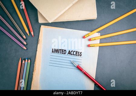 L'accès limité. Les renseignements personnels, rapports Document concept. Bloc-notes et crayons sur la table Banque D'Images