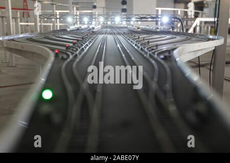 Photo des chemins pris par Kuang Zhiguang de Hong Kong, également créateur du train à grande vitesse en mosaïculture Guangzhou, Chine du sud's Guang Banque D'Images