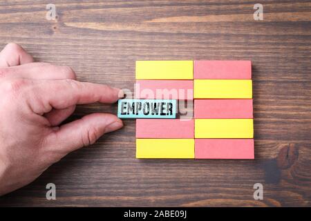 L'autonomisation. Motiver, inspirer, enseigner et leader concept. Blocs en bois coloré Banque D'Images