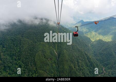 Sapa, Vietnam - Août 20, 2017 : téléphérique pour la montagne de Fansipan avec valley paysage sur l'arrière-plan Banque D'Images