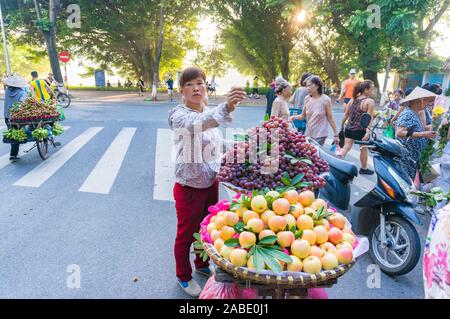Hanoi, Vietnam - Août 21, 2017 : vendeur de rue, la vente de fruits de son vélo près du lac Hoan Kiem Banque D'Images