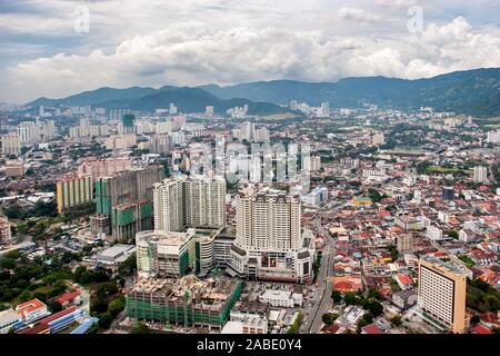 Vue depuis un gratte-ciel à la Georgetown city sur l'île de Penang en Malaisie. Beaucoup de grands immeubles et de petites maisons. Les montagnes à l'horizon. Banque D'Images