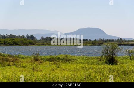 Vue depuis la rive du Lagon Marcelino dans le quartier touristique et station balnéaire de Osorio, Rio Grande do Sul, RS, Brésil, Tourisme en Amérique latine. Ville Banque D'Images