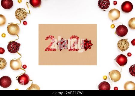 2020 a fait des étincelles rouges décoratifs et des jouets de Noël sur l'artisanat feuille de papier. À partir de la trame des boules de noël. Bonne année 2020 concept Banque D'Images