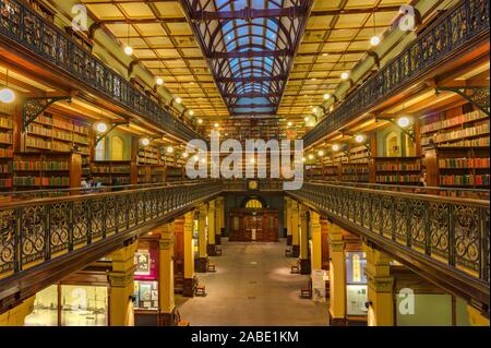 Adelaide, Australie - Novembre 10, 2017 : l'intérieur de la bibliothèque de l'état de l'Australie du Sud avec des rangées d'étagères Banque D'Images