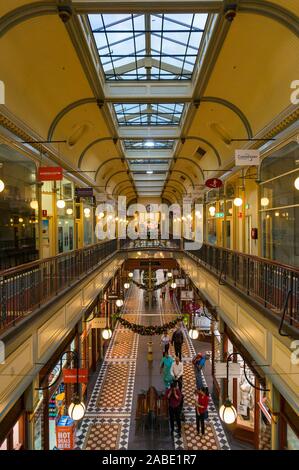 Adelaide, Australie - 10 novembre 2017 : décorations de Noël à Adélaïde Arcade Banque D'Images