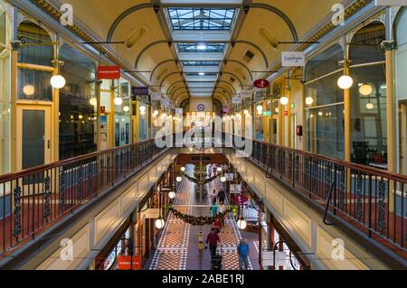 Adelaide, Australie - 10 novembre 2017 : décorations de Noël à Adélaïde Arcade Banque D'Images
