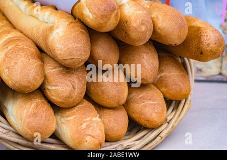 Des baguettes fraîches, bâtonnets de français sur l'affichage. Arrière-plan de l'alimentation Banque D'Images