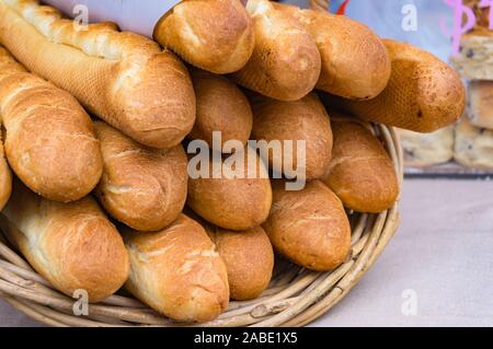 Des baguettes fraîches, bâtonnets de français sur l'affichage. Arrière-plan de l'alimentation, Close up Banque D'Images