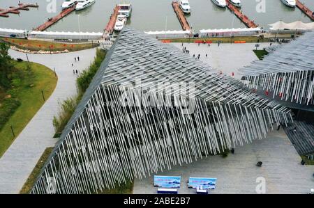 Une vue aérienne du lac Yangcheng Centre de transport touristique, qui est conçu par l'architecte japonais Kengo Kuma et parmi la liste des gagnants de Pr Banque D'Images